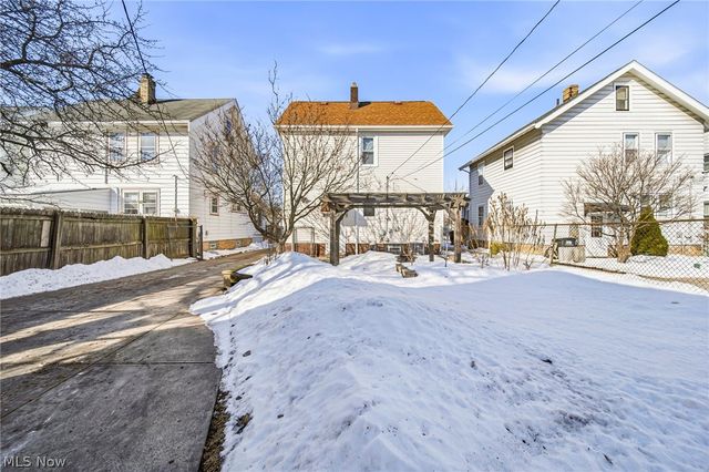 2077 Richland Avenue, Lakewood, OH 44107