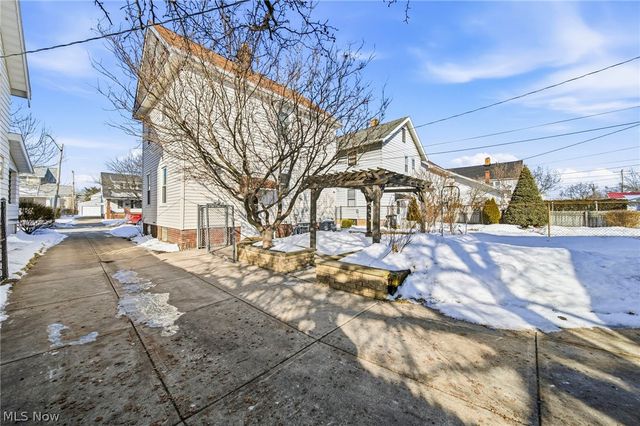 2077 Richland Avenue, Lakewood, OH 44107