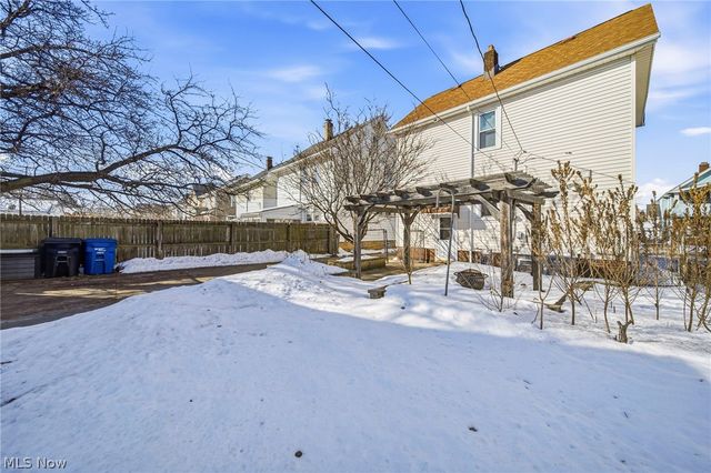 2077 Richland Avenue, Lakewood, OH 44107