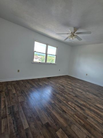 916 HILLTOP DR, Woodstock, VA 22664