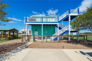 2001 S Doughty St, Rockport, TX 78382