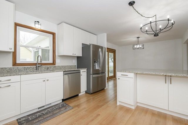 21300 Astolat DRIVE, Brookfield, WI 53045
