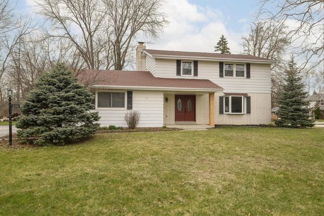 21300 Astolat DRIVE, Brookfield, WI 53045
