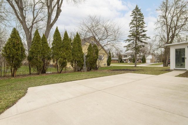 21300 Astolat DRIVE, Brookfield, WI 53045