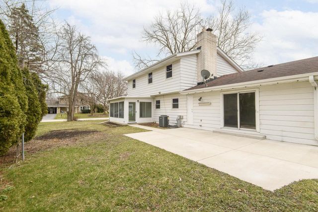 21300 Astolat DRIVE, Brookfield, WI 53045