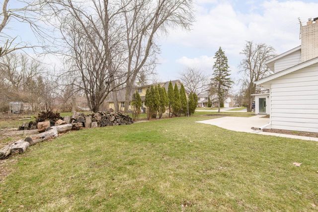 21300 Astolat DRIVE, Brookfield, WI 53045