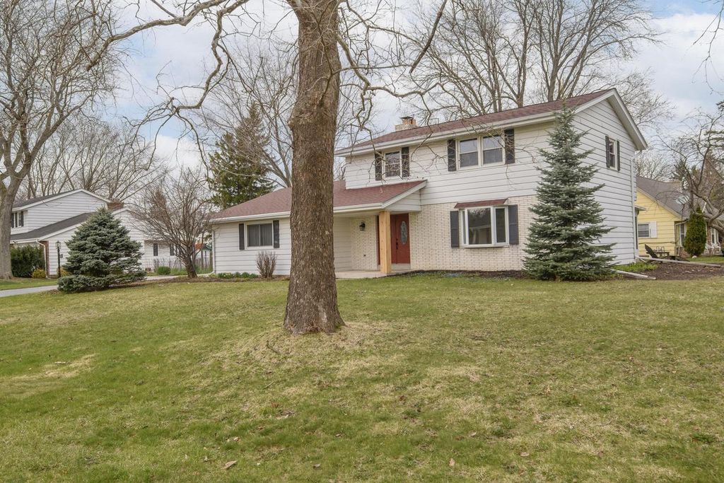 21300 Astolat DRIVE, Brookfield, WI 53045