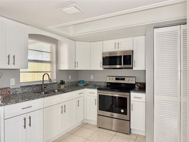 5156 TENNIS COURT CIRCLE, Tampa, FL 33617