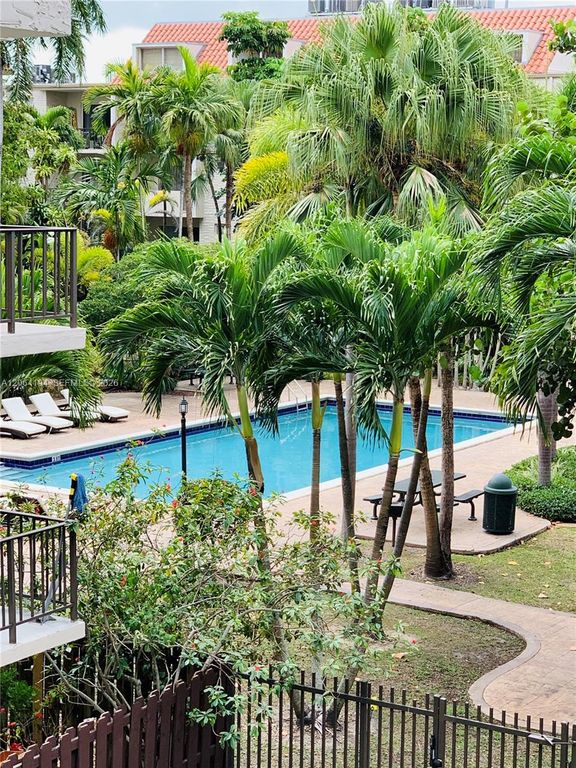 6900 N Kendall Dr A304, Pinecrest, FL 33156
