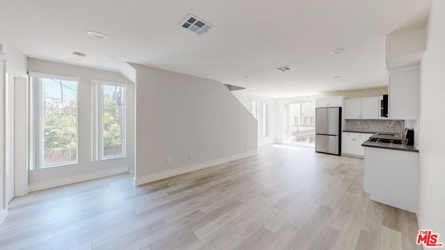 953 N Mariposa Avenue B, Los Angeles, CA 90029