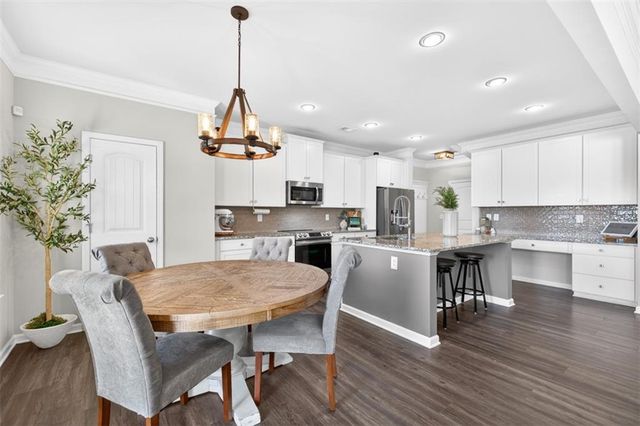 321 Eagles Bluff Way, Hoschton, GA 30548