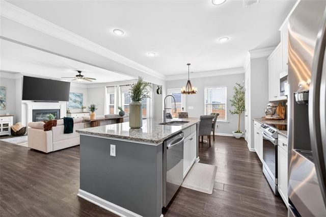 321 Eagles Bluff Way, Hoschton, GA 30548