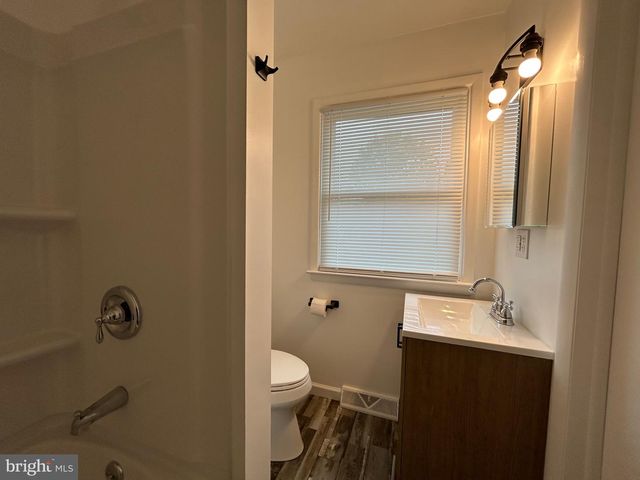 5 ADRIAN CT, Newark, DE 19713