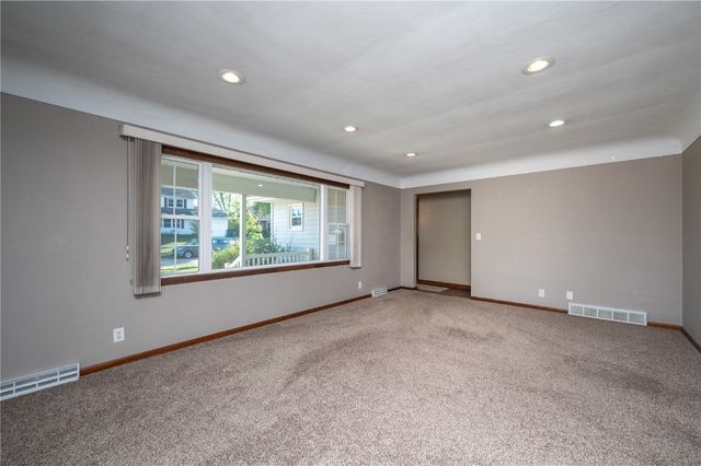 3724 2nd Avenue SW, Cedar Rapids, IA 52404