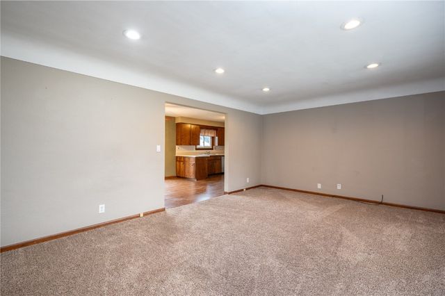 3724 2nd Avenue SW, Cedar Rapids, IA 52404