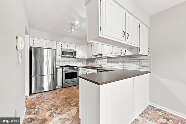 1 FORSYTHIA CT, Lafayette Hill, PA 19444