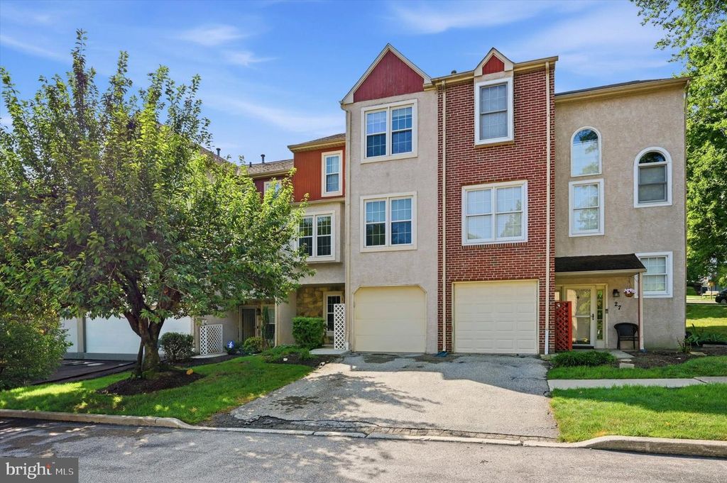 1 FORSYTHIA CT, Lafayette Hill, PA 19444