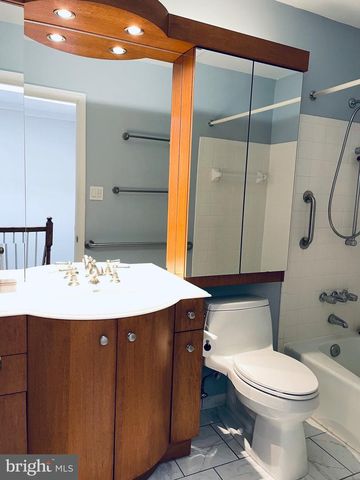 2010 N BRANDYWINE ST, Arlington, VA 22207