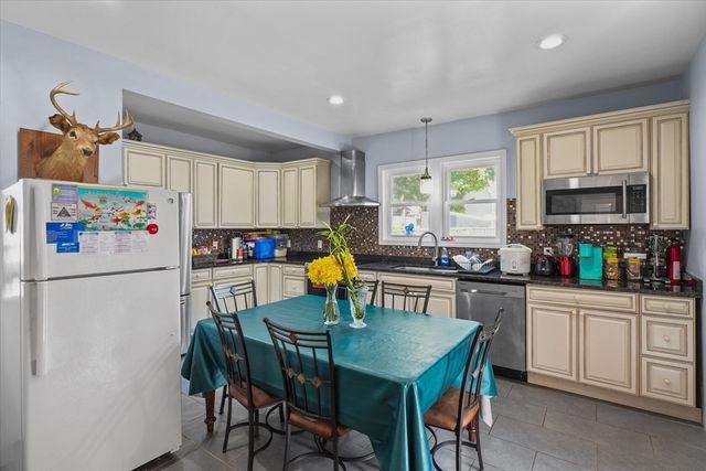 81 5th Ave, Lowell, MA 01854