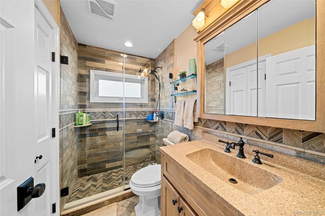 35 MARTIN, Westbury, NY 11590