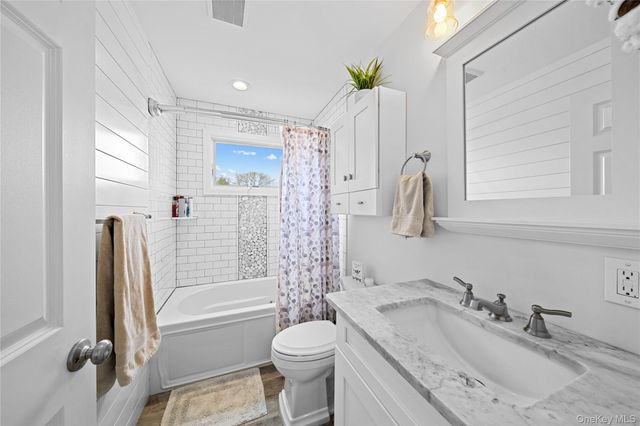 35 MARTIN, Westbury, NY 11590