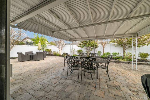 35 MARTIN, Westbury, NY 11590