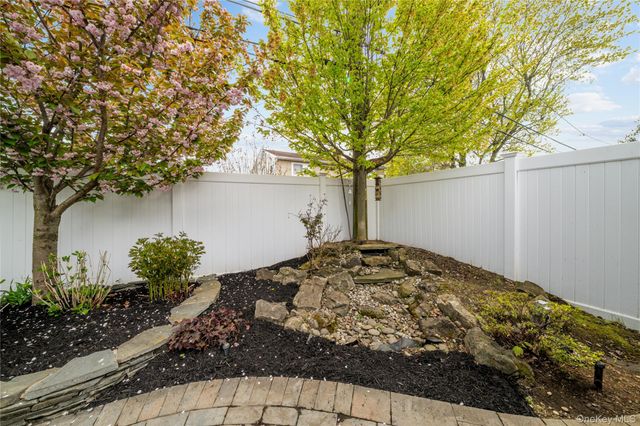 35 MARTIN, Westbury, NY 11590