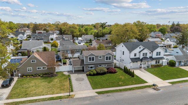 35 MARTIN, Westbury, NY 11590