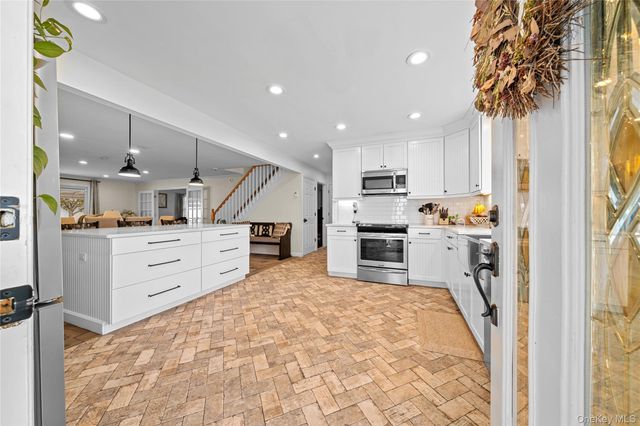 35 MARTIN, Westbury, NY 11590