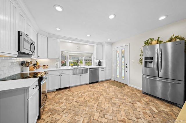 35 MARTIN, Westbury, NY 11590
