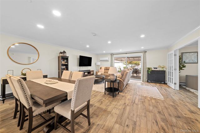 35 MARTIN, Westbury, NY 11590