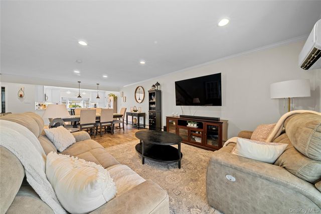 35 MARTIN, Westbury, NY 11590