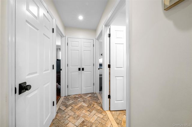 35 MARTIN, Westbury, NY 11590