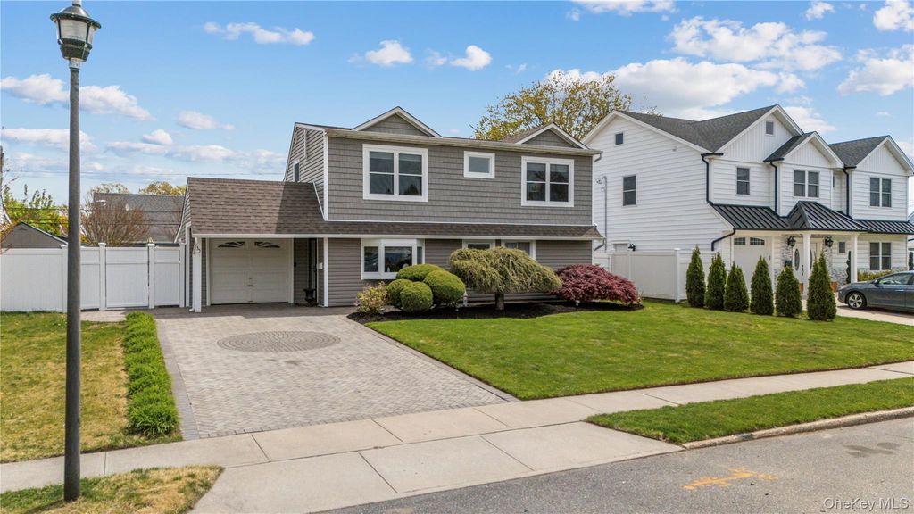 35 MARTIN, Westbury, NY 11590