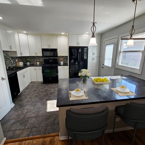 618 W Comstock Avenue, Elmhurst, IL 60126