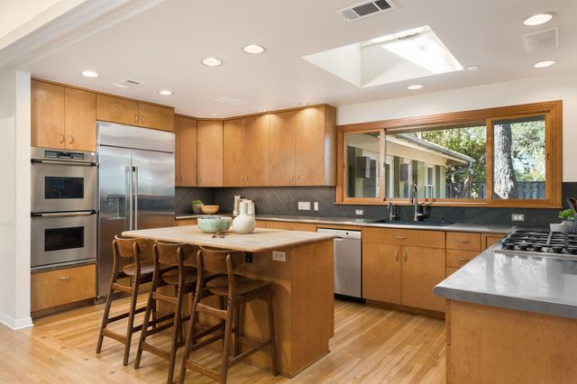 902 Bluebonnet LN, Austin, TX 78704