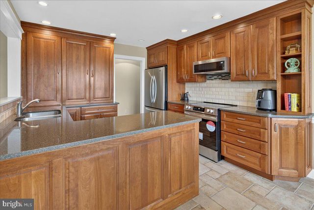 70 JOHN WHITE, Plainsboro, NJ 08536