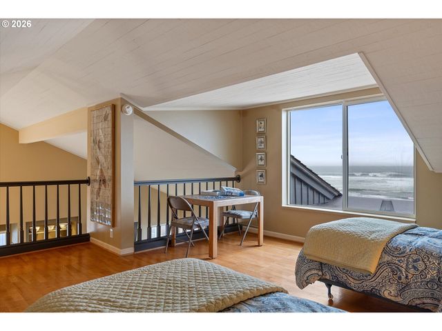 4175 N HIGHWAY 101 D-2, Depoe Bay, OR 97341