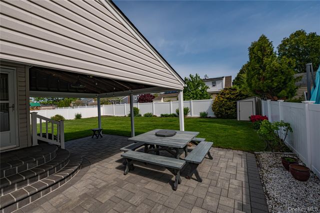 255 N Albany Avenue, Massapequa, NY 11758