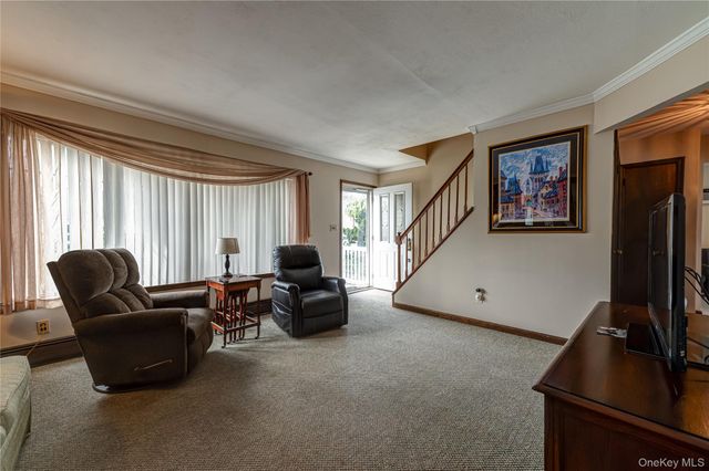 255 N Albany Avenue, Massapequa, NY 11758