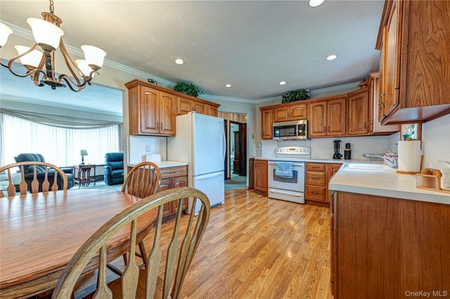 255 N Albany Avenue, Massapequa, NY 11758