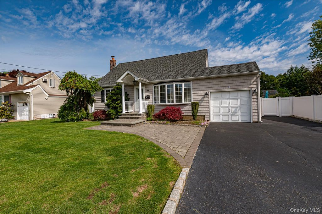 255 N Albany Avenue, Massapequa, NY 11758