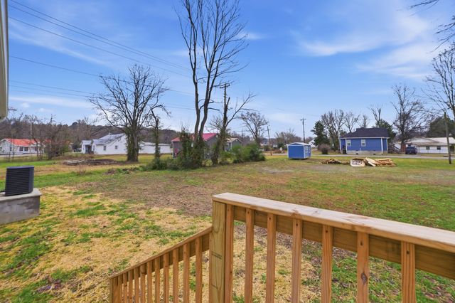 104 Fairground Dr, Waverly, TN 37185