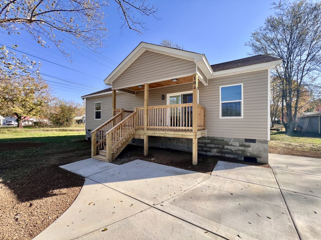 104 Fairground Dr, Waverly, TN 37185