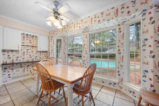 905 Live Oak Lane, Arlington, TX 76012