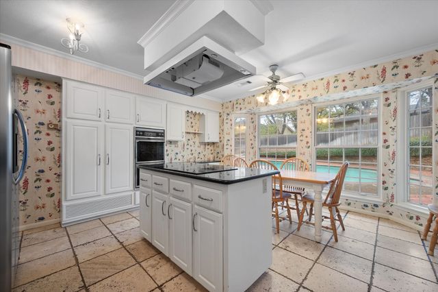 905 Live Oak Lane, Arlington, TX 76012