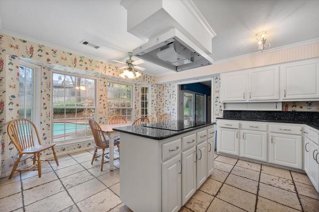 905 Live Oak Lane, Arlington, TX 76012