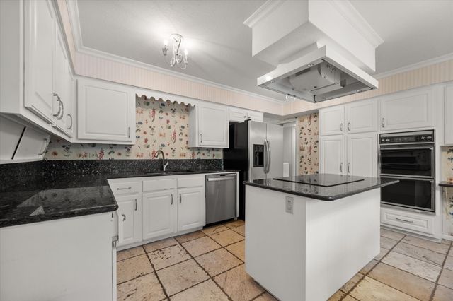 905 Live Oak Lane, Arlington, TX 76012