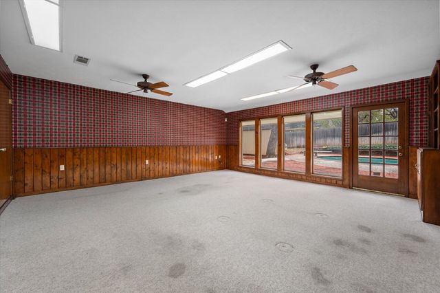 905 Live Oak Lane, Arlington, TX 76012