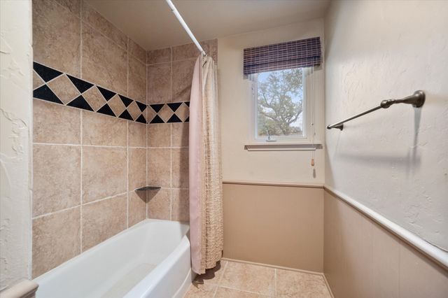 905 Live Oak Lane, Arlington, TX 76012